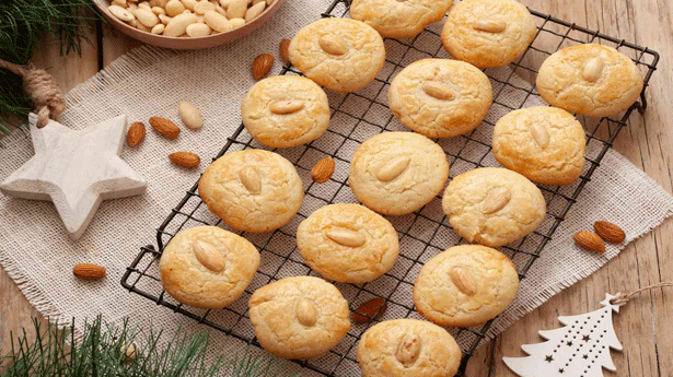 Chinese Almond Cookies - Foodiection.com