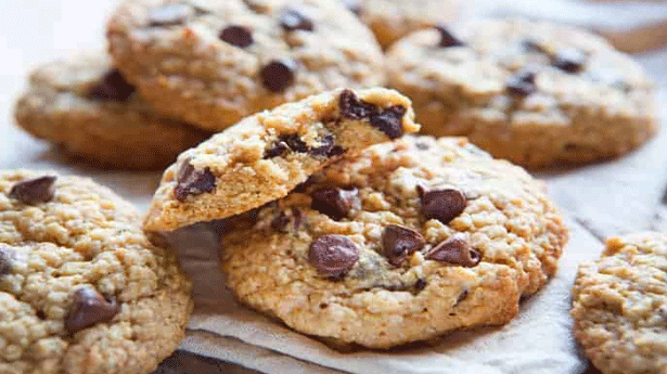 Oatmeal Chocolate Chip Cookies - Foodiection.com