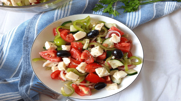 Greek Salad (Horiatiki Salata) - Foodiection.com